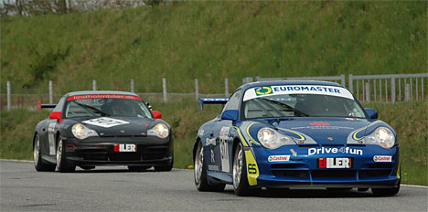 Der var tæt kamp mellem Porscherne i toppen af Danish Endurance Championship på Ring Djursland. Her fører den senere vindende Porsche med Casper Kirk Johansen/Tommy Schröter/Per Rosenkilde-Hansen foran Martin Kristensen/Henrik Bollerslev